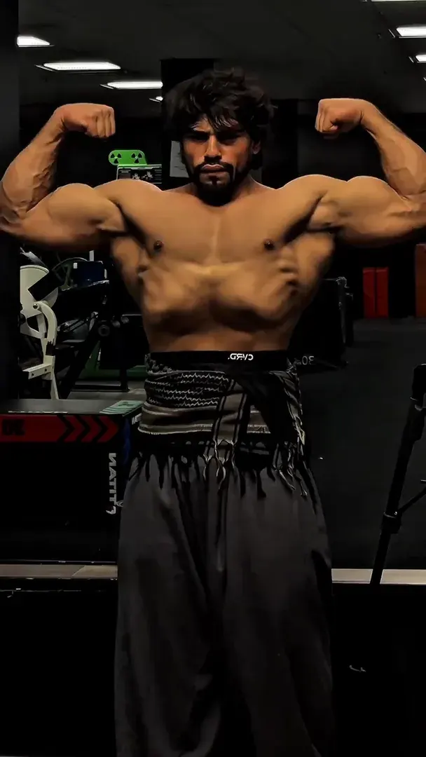 Boeshi, front double-bicep pose in the gym